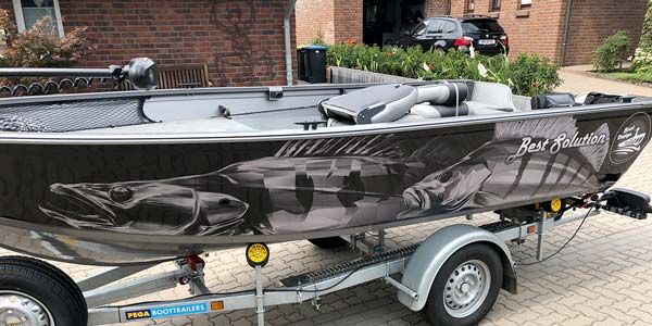 Crestliner Angelboot mit Zander Barsch Boat Wrap