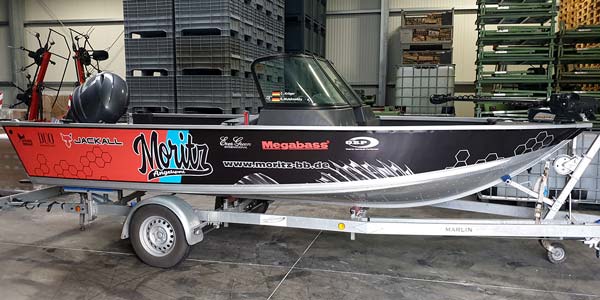 Tracker Angelboot mit individuellem Angelsport Moritz Boat Wrap