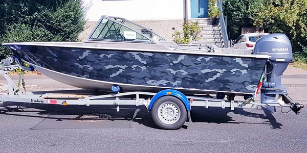 Motorboot mit Camouflage Boat Wrap