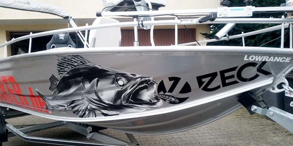 Grand autocollant de sandre sur un bateau en aluminium.