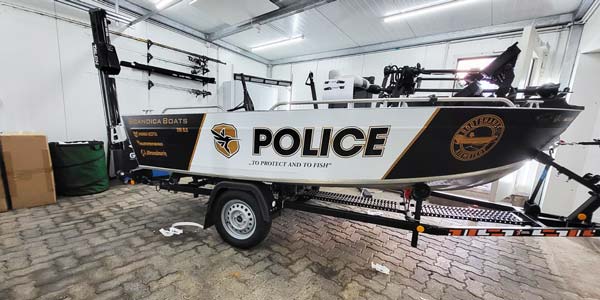 Angelboot mit Police Folierung