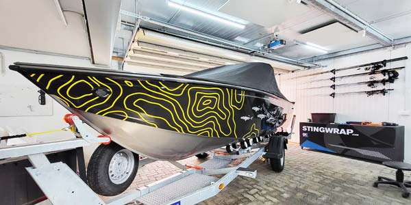 Angelboot mit Tiefenlinien