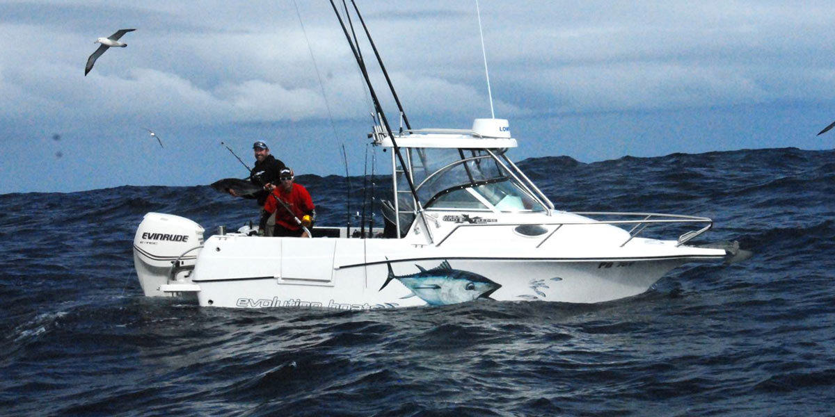 Naklejka z tuńczykiem od Marine Graphics Ink na łodzi rybackiej.