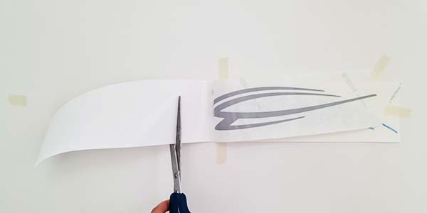 Przeciąć nożyczkami papier podkładowy i złożyć plemię z papierem podkładowym.
