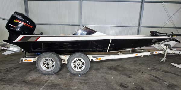 Plaats de Wrapfolie Boot onder spanning op de boot