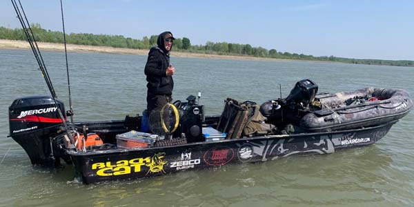 Black Cat sticker op meervalboot