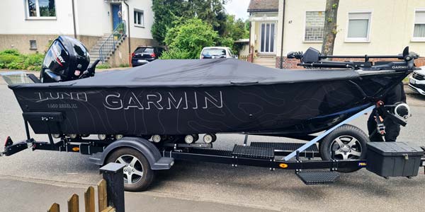 Lund boat with Garmin design