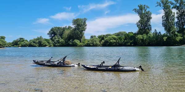 Dos kayaks hinchables en un río.
