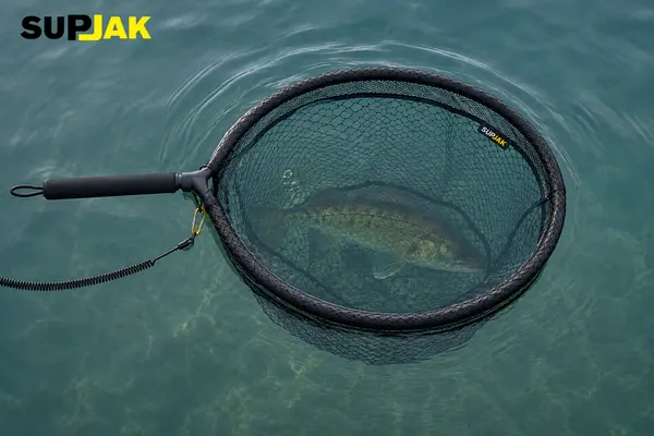 schwimmender kajak kescher und bellyboot kescher